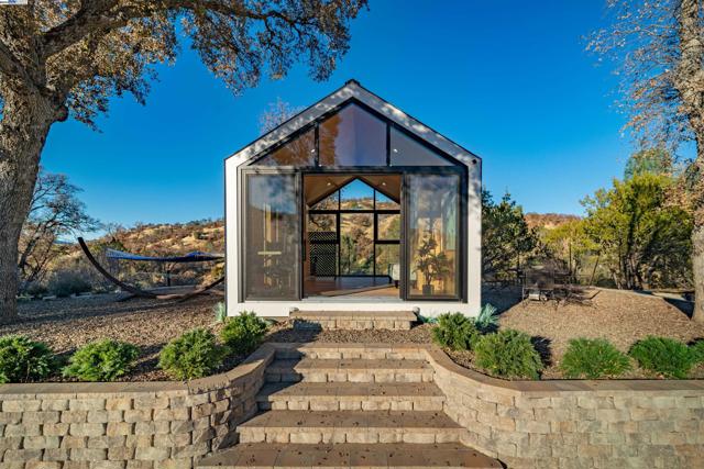 21000 Mines Rd., Livermore CA: https://media.crmls.org/mediaz/47c27e35-11ab-48e0-bb8d-1d59dbf5949f.jpg