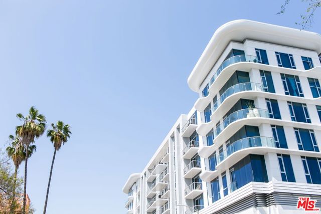 8500 Burton Way, Los Angeles CA: https://media.crmls.org/mediaz/47c2bd28-6abb-48e8-b448-06b4fd67fa1a.jpg