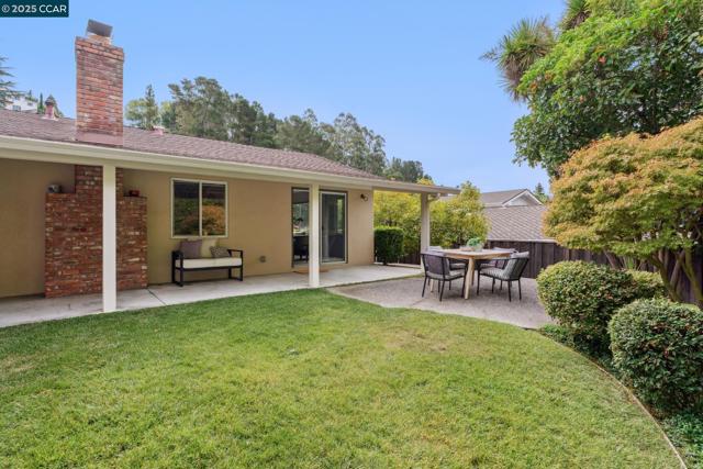 8 Southwaite Ct, Orinda CA: https://media.crmls.org/mediaz/47c2ea8e-2fe1-4875-9132-2ca253aac12c.jpg