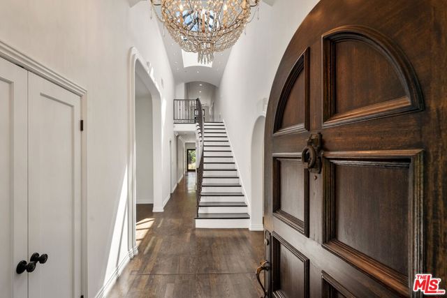 516 Lincoln Boulevard, Santa Monica CA: https://media.crmls.org/mediaz/47c39cfa-c1b8-4409-b461-9775d13415d5.jpg