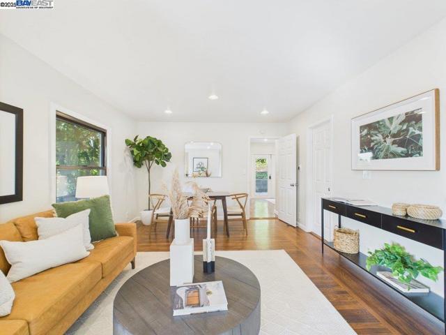 4418 Virginia Ave, Oakland CA: https://media.crmls.org/mediaz/47c447e4-ca67-4501-ae97-6273114099bc.jpg