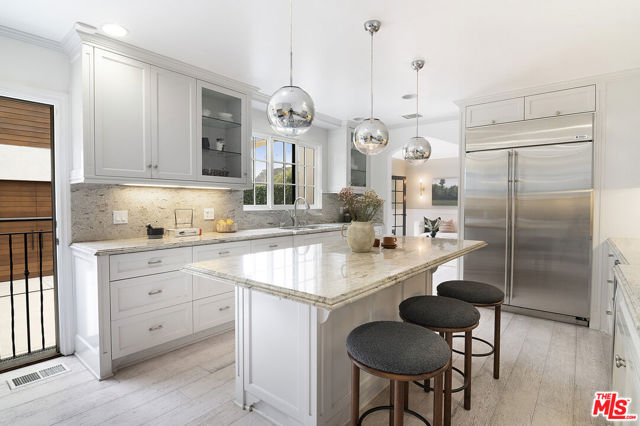338 S Highland Avenue, Los Angeles CA: https://media.crmls.org/mediaz/47c4ec2a-296d-474a-8f76-c8b18c150705.jpg