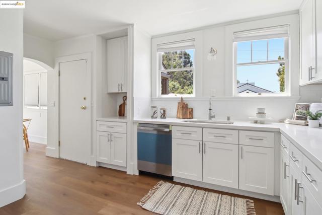 2900 Sheffield Ave, Oakland CA: https://media.crmls.org/mediaz/47c577ad-7a92-4e7d-b8cc-448f863cbc45.jpg