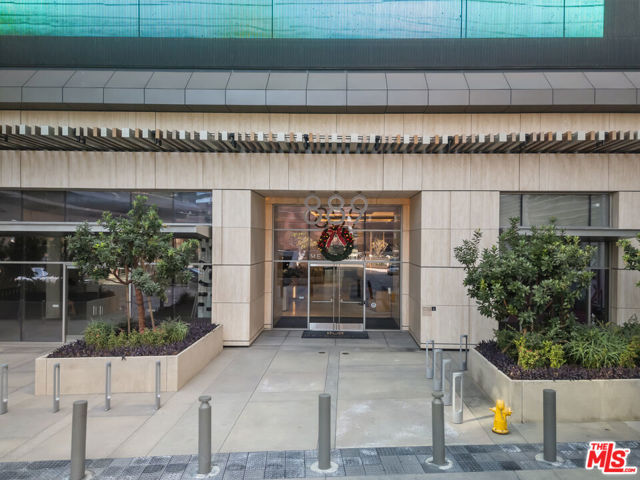 889 Francisco, Los Angeles CA: https://media.crmls.org/mediaz/47c5e867-7d89-495f-9b85-7e7ab7f0adb5.jpg
