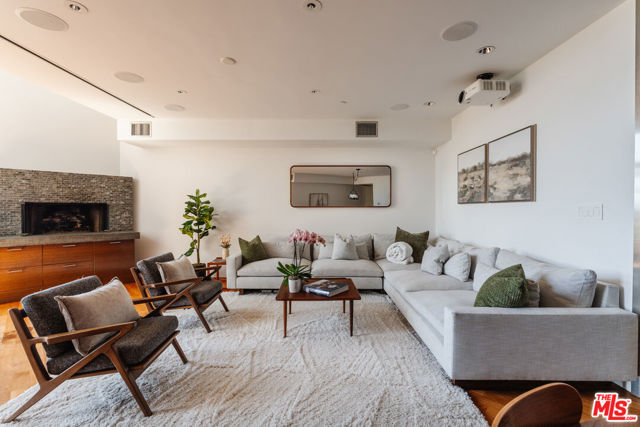 255 Main Street, Venice CA: https://media.crmls.org/mediaz/47c630d3-6cd6-4ec0-9639-929524cc8574.jpg