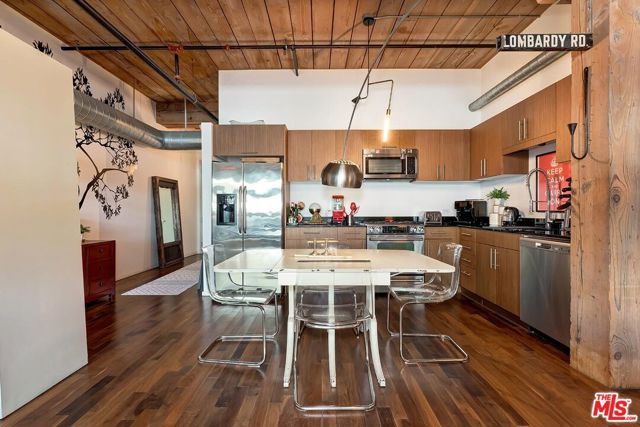 530 S Hewitt Street, Los Angeles CA: https://media.crmls.org/mediaz/47c63362-de37-4c7e-abde-cb5c2fb6443b.jpg