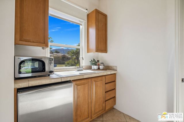 2 Varsity Circle, Rancho Mirage CA: https://media.crmls.org/mediaz/47c6337d-0f0a-45a9-bac5-2e736e7b661c.jpg