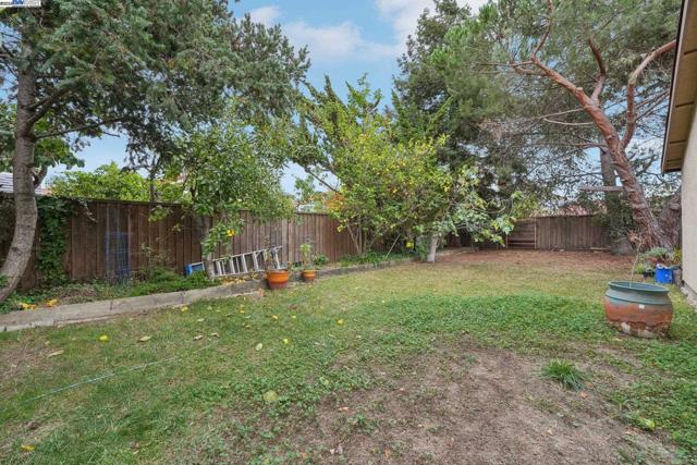 4942 Rocklin Dr, Union City CA: https://media.crmls.org/mediaz/47c685b9-d67a-4bef-ae51-2899b7670e4b.jpg