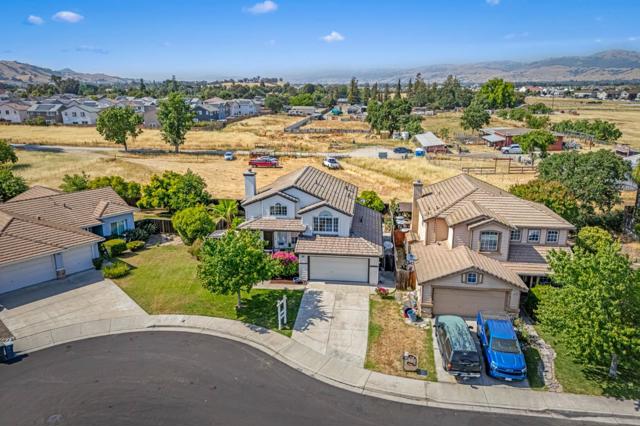 9082 Spencer Court, Gilroy CA: https://media.crmls.org/mediaz/47c7f151-bd39-4b7f-aff7-6aa76ec6ee19.jpg