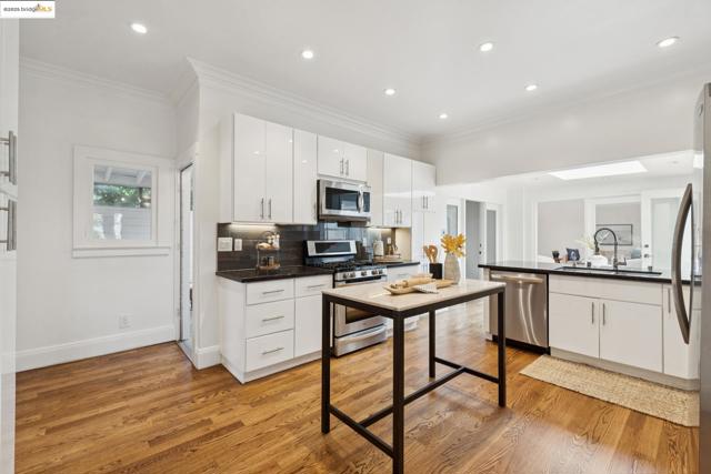 3 Craig Ave, Piedmont CA: https://media.crmls.org/mediaz/47c9f799-0976-4daf-8b36-c6bf9b41aca6.jpg