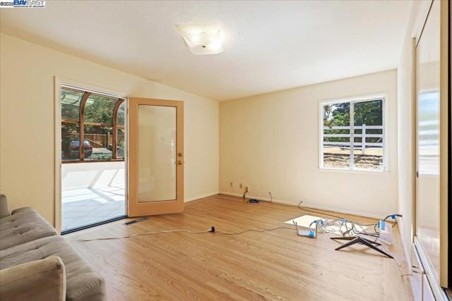 30261 Palomares Rd, Castro Valley CA: https://media.crmls.org/mediaz/47ca1bf1-5fab-437b-b746-3be56b1be912.jpg