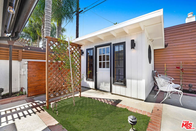 6409 Graves Avenue, Lake Balboa CA: https://media.crmls.org/mediaz/47cb2543-e4c2-4ded-a2ed-cdb32712da83.jpg