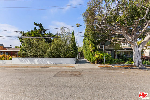 1434 24th Street, Santa Monica CA: https://media.crmls.org/mediaz/47cb9fcf-301d-4b9c-b4a5-5ada90f5a294.jpg