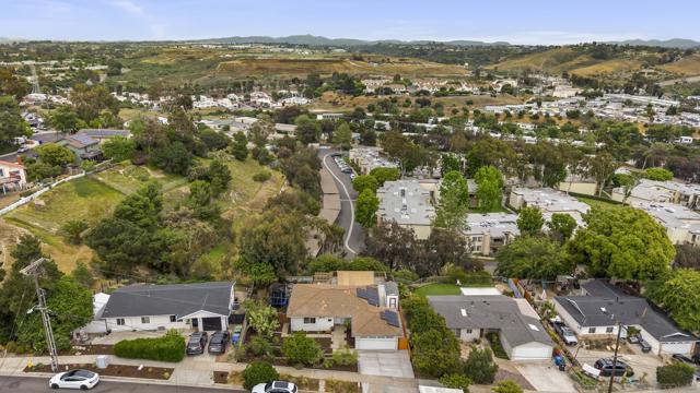 310 Bluff Wy, Oceanside CA: https://media.crmls.org/mediaz/47cbe390-d69d-4aeb-be11-5f7e40a8887e.jpg
