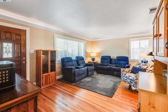 2515 Crystal Dr, Santa Clara CA: https://media.crmls.org/mediaz/47cc4175-f107-4630-b117-3f2b717c169a.jpg