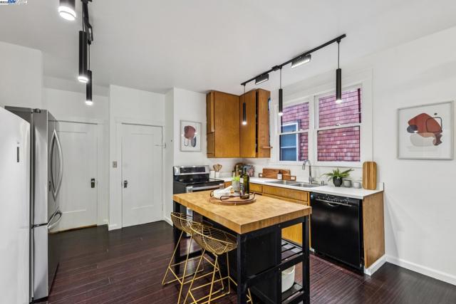 3215 Liberty Ave, Alameda CA: https://media.crmls.org/mediaz/47cc5dc0-9cfe-4b79-9493-baed0fcf352a.jpg