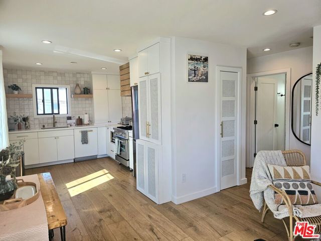 17 Sunset Avenue, Venice CA: https://media.crmls.org/mediaz/47cc6b9e-d51b-4696-b94f-5632babefcf6.jpg