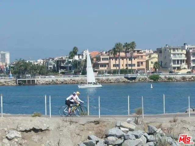 8352 Zitola Terrace, Playa del Rey CA: https://media.crmls.org/mediaz/47ccbdcd-a989-42c2-b774-f5bd57779299.jpg