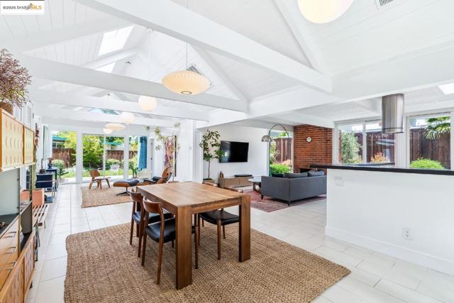 4003 Santa Fe CT, Concord CA: https://media.crmls.org/mediaz/47ccdb9a-1034-4160-be2a-92a2500501f0.jpg