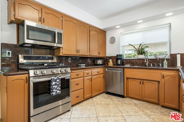 5905 S Chariton Avenue, Los Angeles CA: https://media.crmls.org/mediaz/47cd0bbf-d4df-4e5d-9e4c-bd4f75167545.jpg