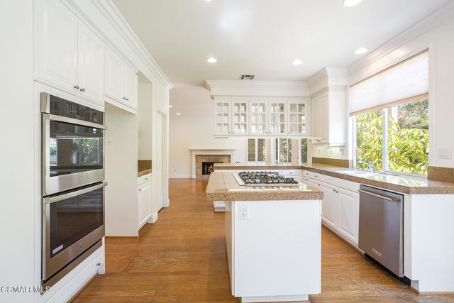 1034 Lambourne Place, Oak Park CA: https://media.crmls.org/mediaz/47cd1f4e-057a-4d9c-b0cf-857daad11f15.jpg