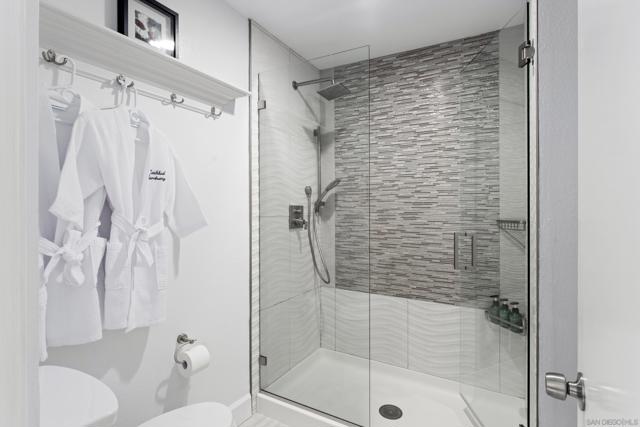 2399 Jefferson St, Carlsbad CA: https://media.crmls.org/mediaz/47ce614e-c6c4-4fe9-be2b-a8633a106c86.jpg