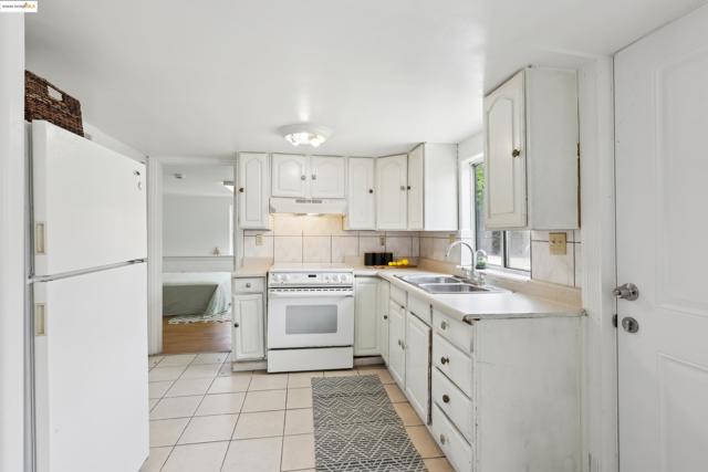 3064 E 15Th St, Oakland CA: https://media.crmls.org/mediaz/47cea639-d657-454e-a6b9-765ca0dae11f.jpg