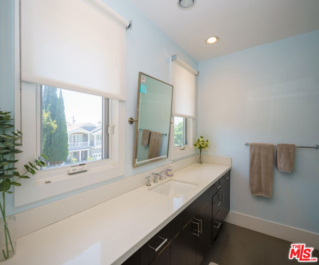 9515 Kirkside Road, Los Angeles CA: https://media.crmls.org/mediaz/47cebc00-e002-45a2-bc42-71a3373a1a86.jpg