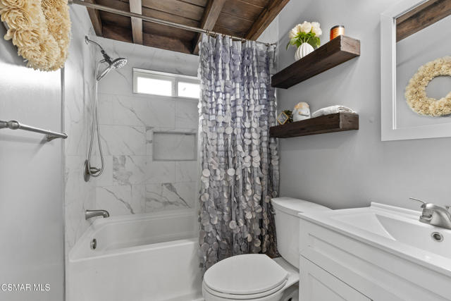 431 Palm Drive, Oxnard CA: https://media.crmls.org/mediaz/47cf344b-02b0-44f9-b175-6a5ee3126e2f.jpg