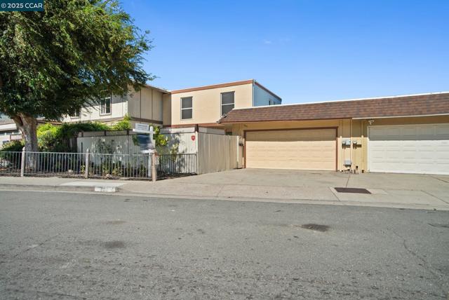 989 Parkside Dr, Richmond CA: https://media.crmls.org/mediaz/47cfe404-93aa-4178-8b95-654d19b17f1b.jpg