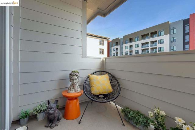 6400 Christie AVE, Emeryville CA: https://media.crmls.org/mediaz/47d1650f-a43e-4e5b-85f1-8e8f91ea4c11.jpg
