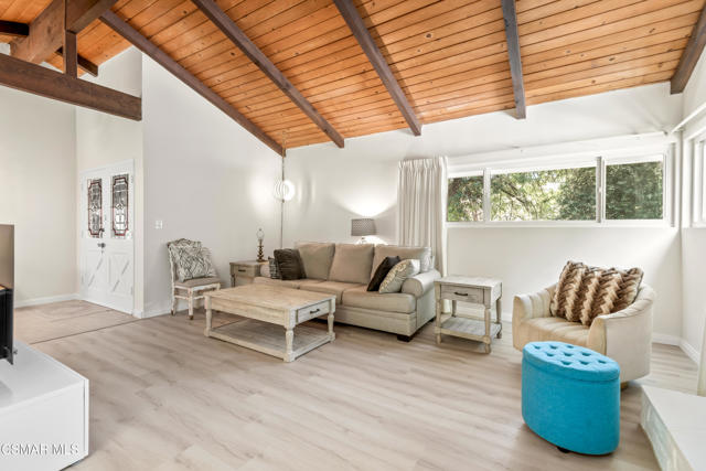 4230 Canoga Avenue, Woodland Hills CA: https://media.crmls.org/mediaz/47d2beab-1416-4d16-8a5a-fe3e9a9c3615.jpg