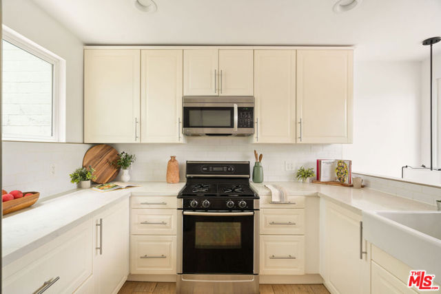 12366 Laurel Terrace Drive, Studio City CA: https://media.crmls.org/mediaz/47d382a4-db01-46dc-9328-ee307ca56d4f.jpg
