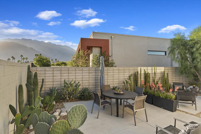 885 Fountain Drive, Palm Springs CA: https://media.crmls.org/mediaz/47d48b49-6f1b-4730-b8e8-c36f83fd7b09.jpg