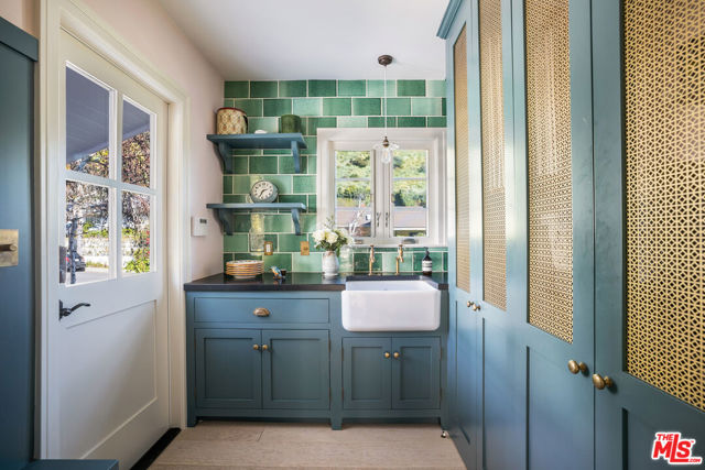 1801 San Ysidro Drive, Beverly Hills CA: https://media.crmls.org/mediaz/47d4ad21-be80-4bfe-bd5a-ab2bdce533d6.jpg