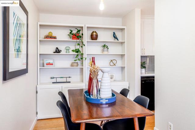 555 Jean St, Oakland CA: https://media.crmls.org/mediaz/47d4b883-a60f-48f0-8b02-7608f2932679.jpg
