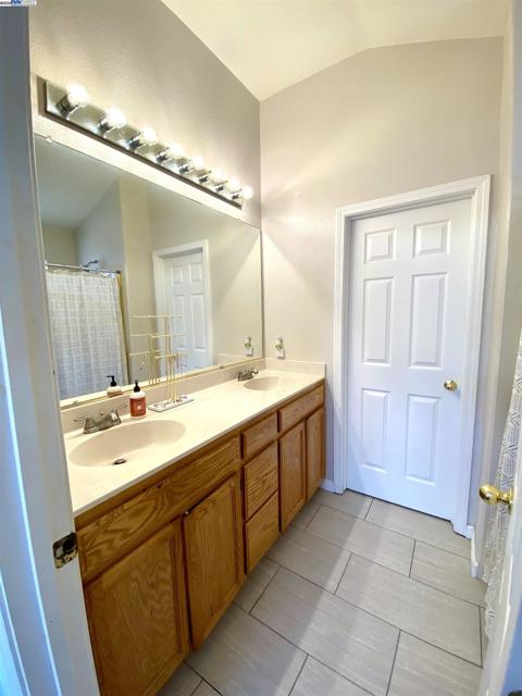 963 Grafton St, Manteca CA: https://media.crmls.org/mediaz/47d5da3d-70fb-4523-b5cd-7fd2e381af3a.jpg