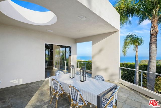 28177 Rey De Copas Lane, Malibu CA: https://media.crmls.org/mediaz/47d68a8a-3a96-4f9e-bbb4-2cf054059033.jpg