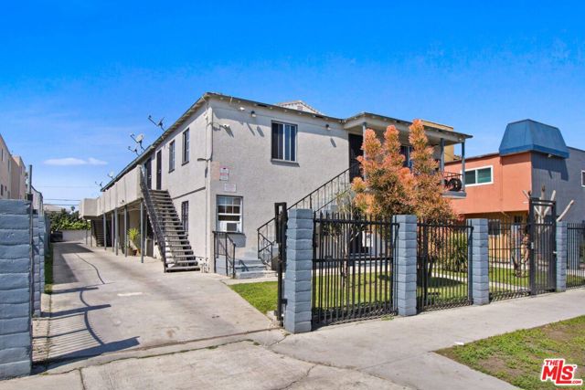 6337 10th Avenue, Los Angeles CA: https://media.crmls.org/mediaz/47d6e8b1-bc94-4b5c-af8e-efa6c6072c8a.jpg