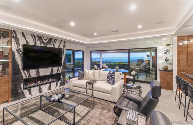 5560 Moonlight Lane, La Jolla CA: https://media.crmls.org/mediaz/47d79fc0-eb98-4bf3-86f8-3cc8ac0aab59.jpg
