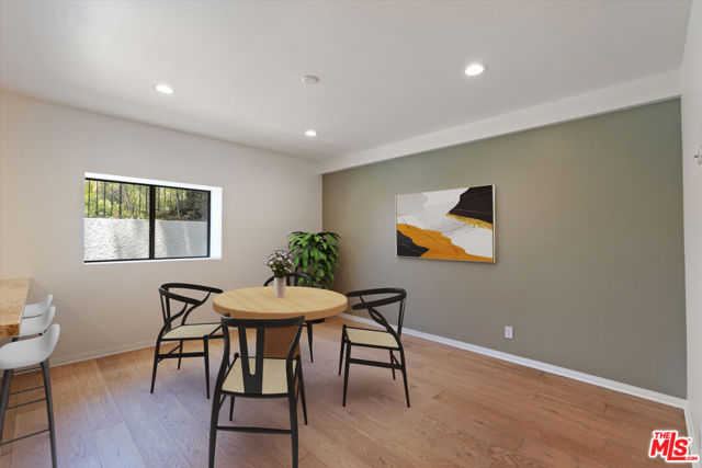 22960 Cass Avenue, Woodland Hills CA: https://media.crmls.org/mediaz/47d7a5a1-a187-4377-abe4-3acc2cf8993b.jpg