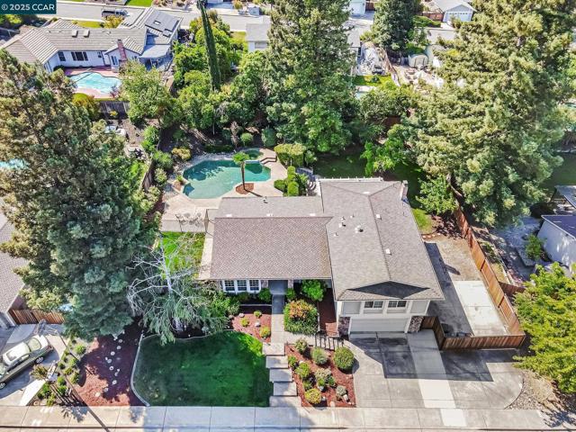 321 Chardonnay Cir, Clayton CA: https://media.crmls.org/mediaz/47d86ab1-ee11-430d-a5f4-c9ea8fe830ca.jpg