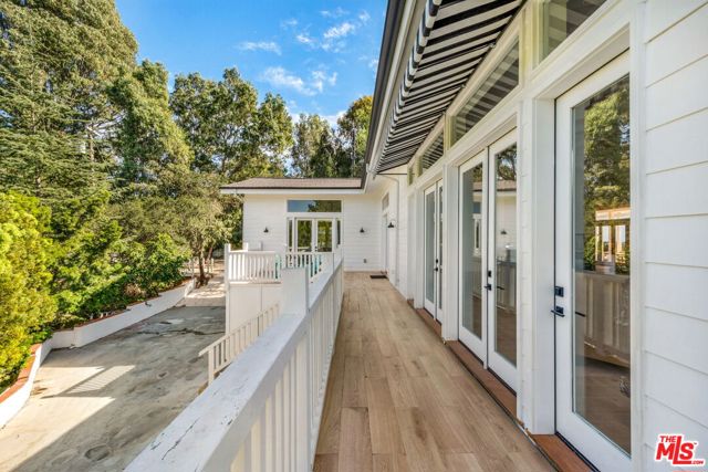 9669 Oak Pass Road, Beverly Hills CA: https://media.crmls.org/mediaz/47d8a3b4-5a79-4c54-8d41-1b7001dfaddb.jpg