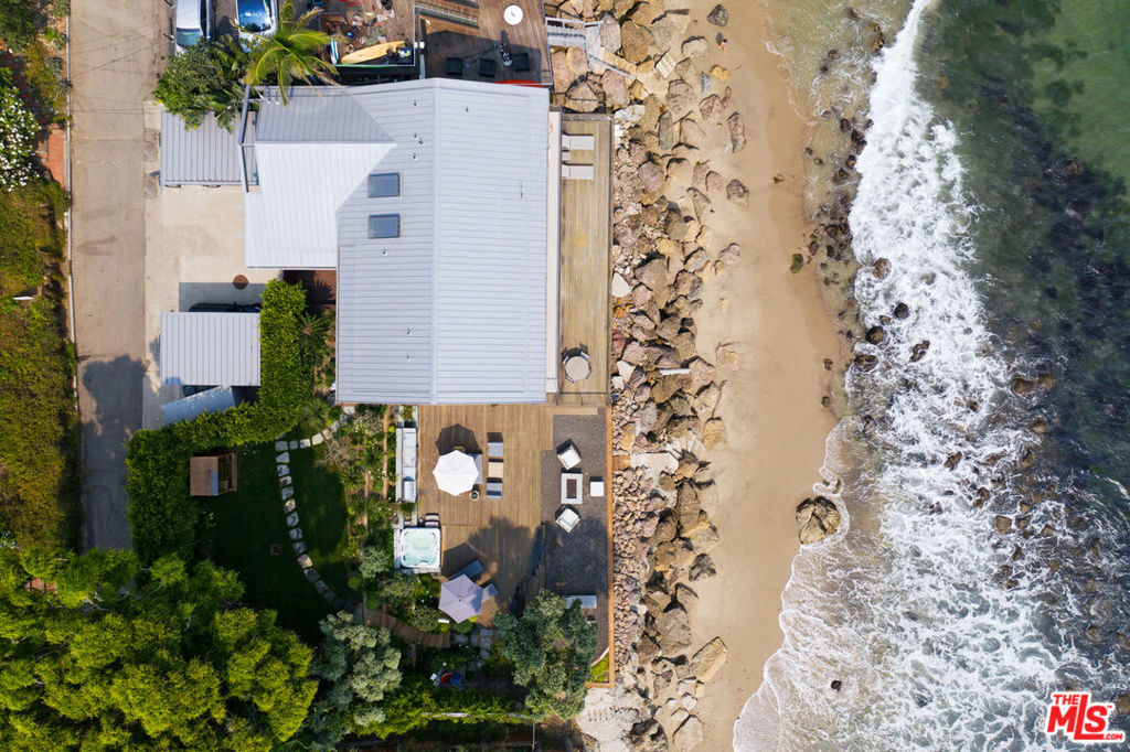 https://media.crmls.org/mediaz/47d8ee4f-36da-497e-980a-7b1d79a85978.jpg?preset=X-Large