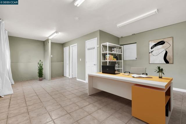 2150 35Th Ave, Oakland CA: https://media.crmls.org/mediaz/47d9c964-fc72-46a4-8fad-9d6e9f3be308.jpg