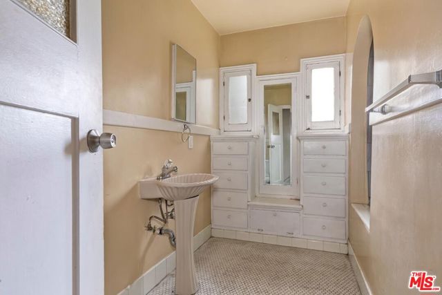 1844 Leighton Avenue, Los Angeles CA: https://media.crmls.org/mediaz/47dac146-53c3-4c43-aad4-f3086ee9ef87.jpg