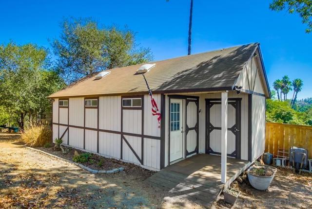 2336 Rancho Diego Ct, Escondido CA: https://media.crmls.org/mediaz/47db3064-08d7-4f70-b2bd-8d939bd27ca3.jpg
