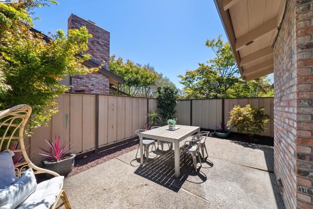 1230 Ballena Blvd, Alameda CA: https://media.crmls.org/mediaz/47db7556-a71a-416f-baaa-f332f50bc85b.jpg