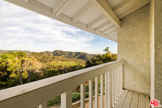 2548 Angelo Drive, Los Angeles CA: https://media.crmls.org/mediaz/47dc3118-7e5e-4e18-bec7-0f122a9d156d.jpg