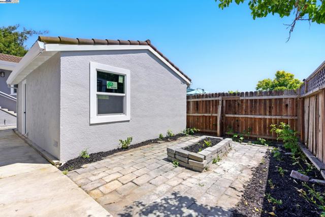 19157 Parsons Ave, Castro Valley CA: https://media.crmls.org/mediaz/47dce231-bff1-4875-be58-2d0ef97c5583.jpg